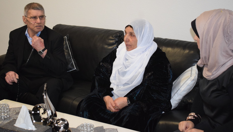 Hadya Khalil mit ihren Eltern zu Hause bei den Video Aufnahmen.